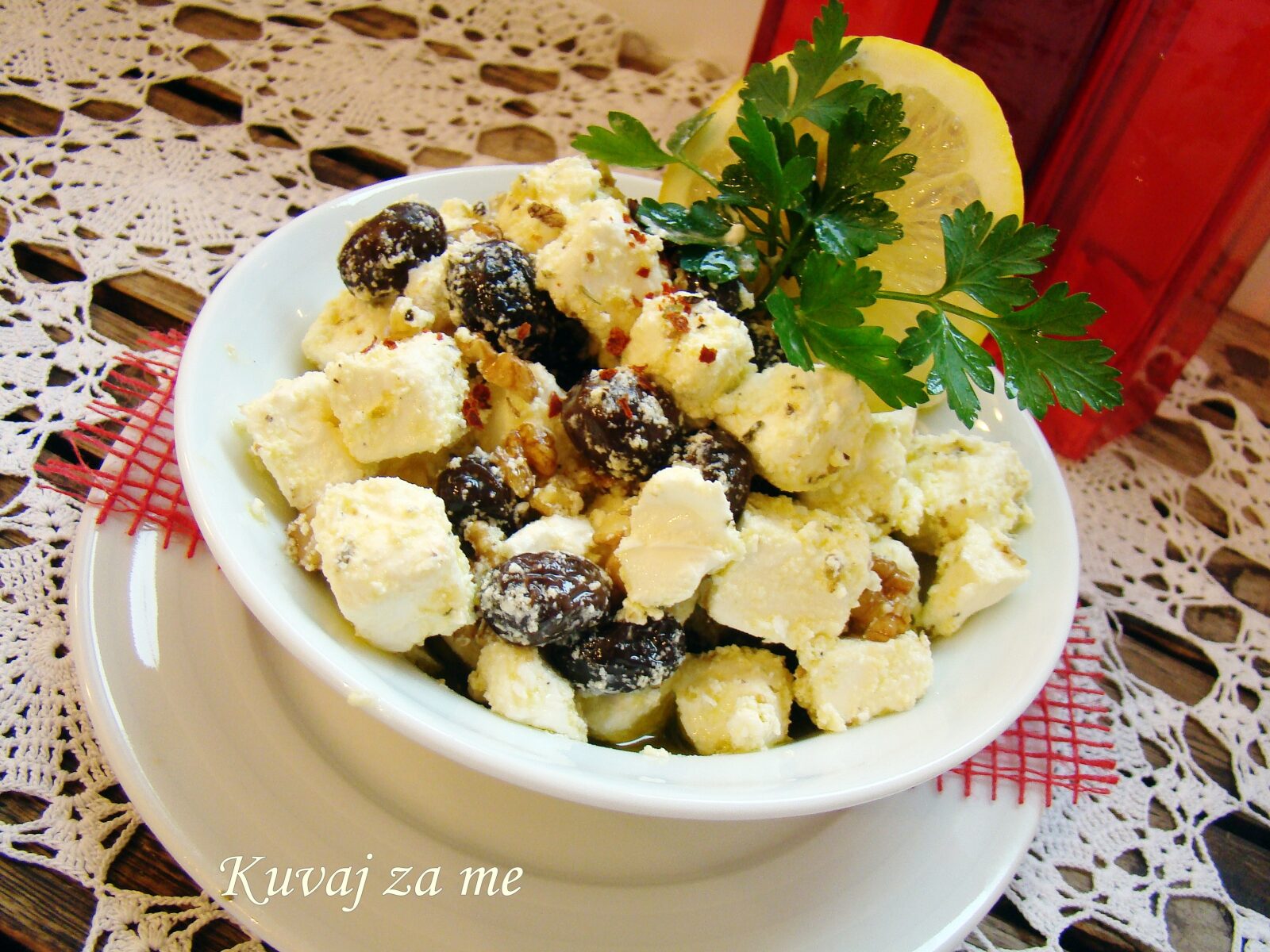 Feta sir sa orasima i maslinama (1)