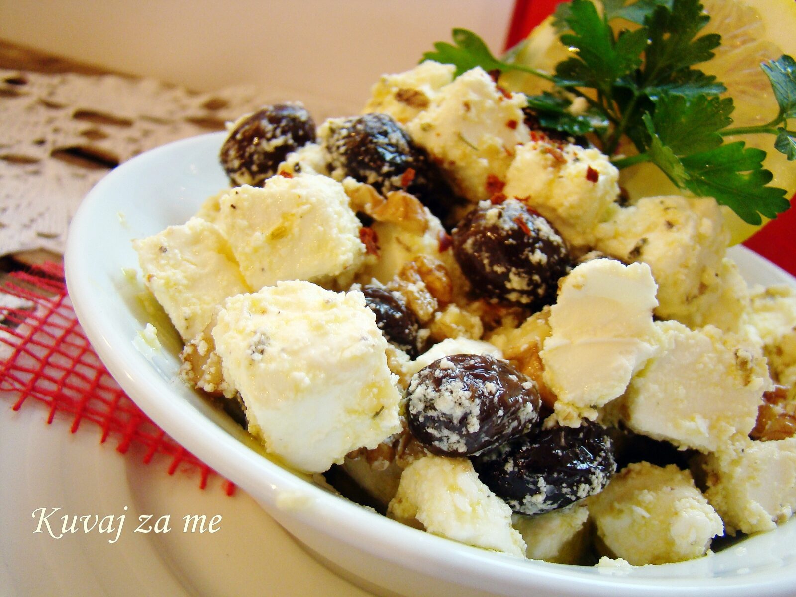 Feta sir sa orasima i maslinama